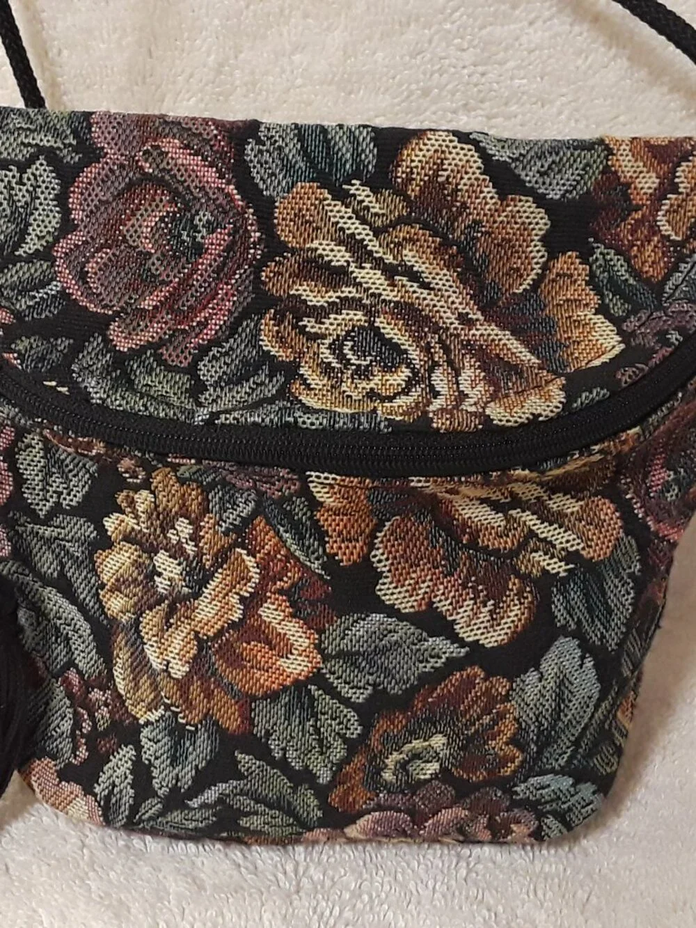 Vintage ClothWorks Sm Floral Tapestry Crossbody Bag Black Green Rose Tassel Zip